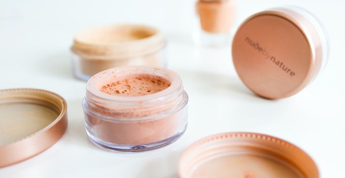Face powder role in makeup Featured image